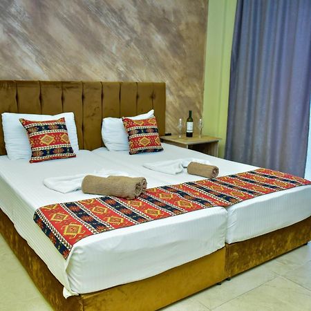 Te Bujtina Hotel- Cozy Stay With Traditional Breakfast Near Beach غوليم المظهر الخارجي الصورة