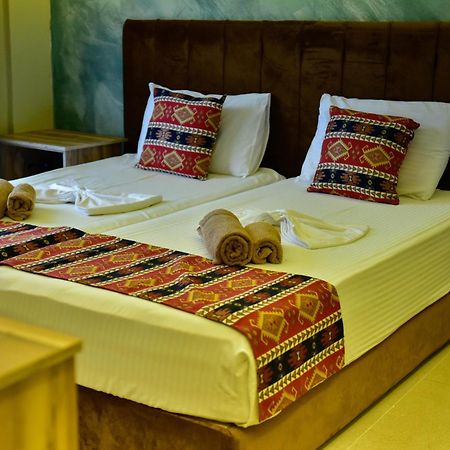 Te Bujtina Hotel- Cozy Stay With Traditional Breakfast Near Beach غوليم المظهر الخارجي الصورة