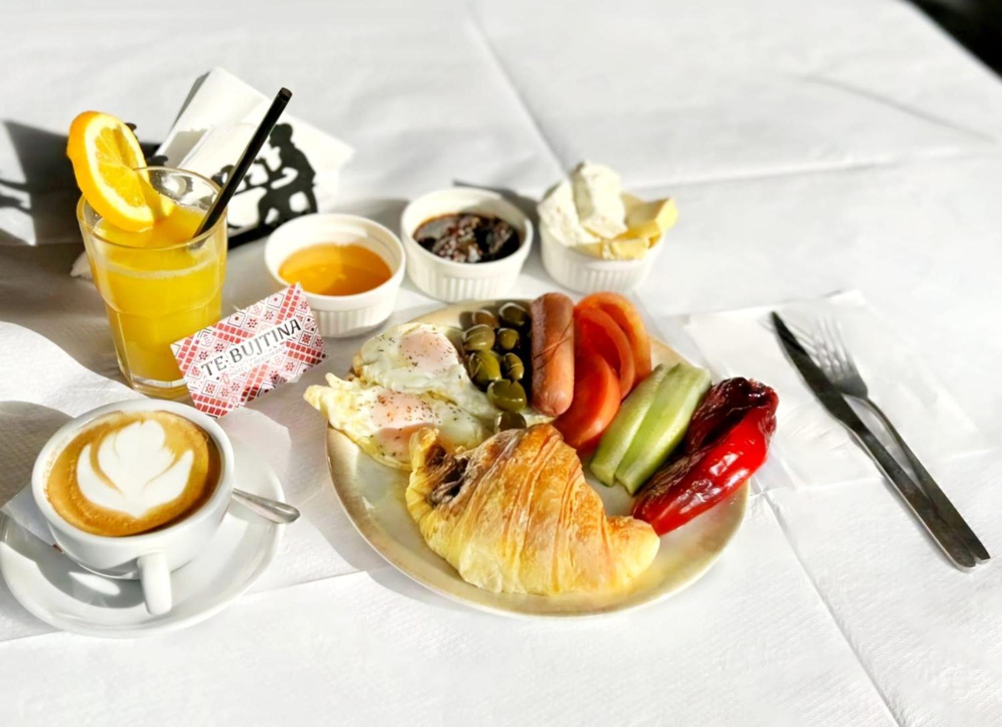 Te Bujtina Hotel- Cozy Stay With Traditional Breakfast Near Beach غوليم المظهر الخارجي الصورة
