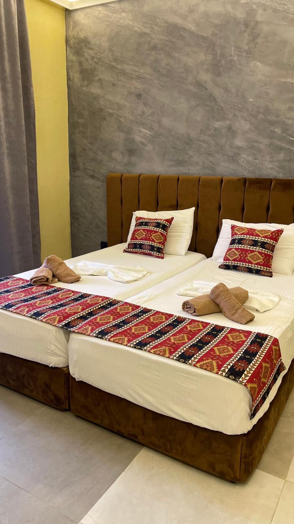 Te Bujtina Hotel- Cozy Stay With Traditional Breakfast Near Beach غوليم المظهر الخارجي الصورة