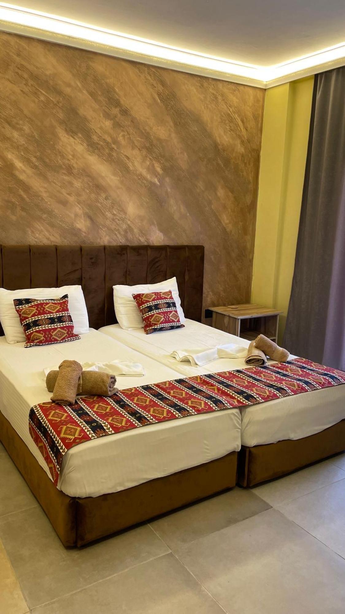 Te Bujtina Hotel- Cozy Stay With Traditional Breakfast Near Beach غوليم المظهر الخارجي الصورة