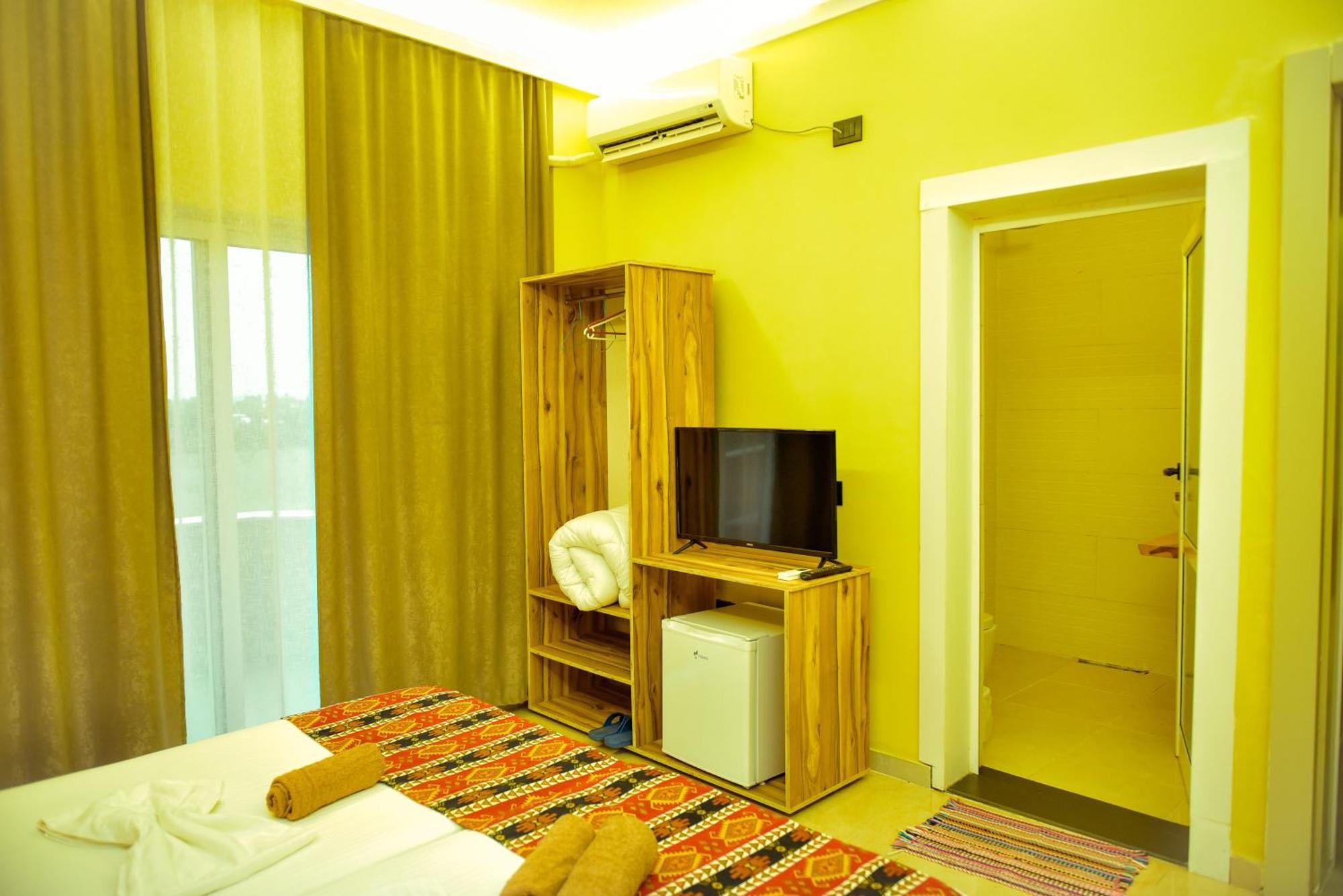 Te Bujtina Hotel- Cozy Stay With Traditional Breakfast Near Beach غوليم المظهر الخارجي الصورة
