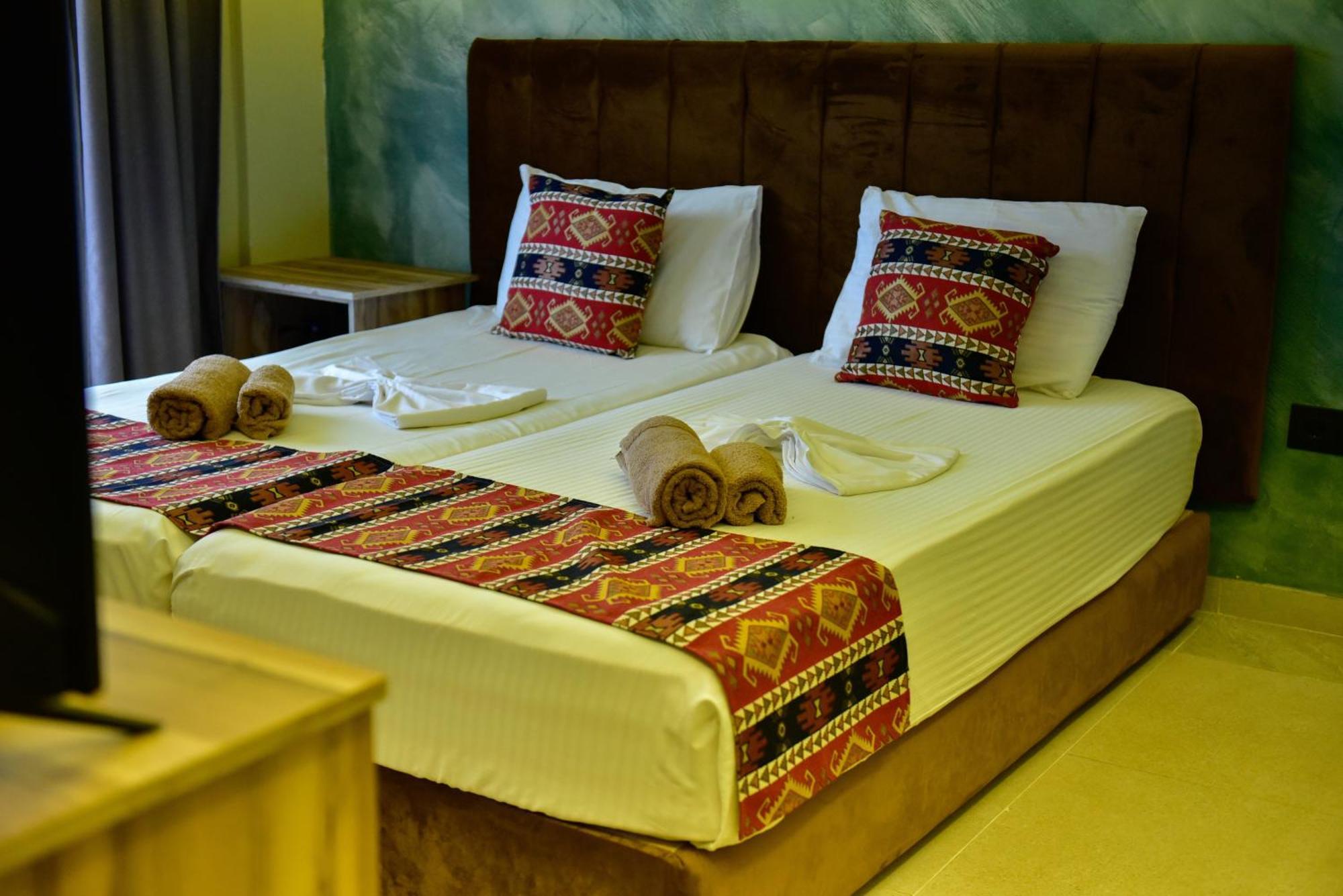 Te Bujtina Hotel- Cozy Stay With Traditional Breakfast Near Beach غوليم المظهر الخارجي الصورة